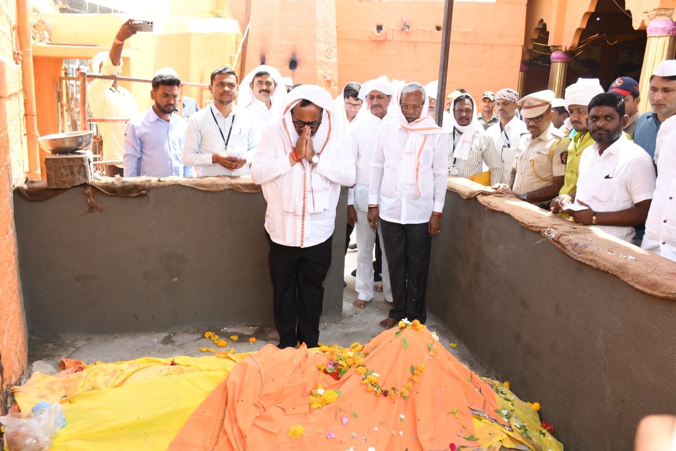 माननीय नांदेड जिल्ह्याचे पालकमंत्री श्री अतुल जी सावे साहेब यांनी श्री दत्त शिखर संस्था माहुरगड येथे भेट दिली असता परम पूज्य महंत मधुसूदन भारती जी महाराज यांचे दर्शन घेतले आहे