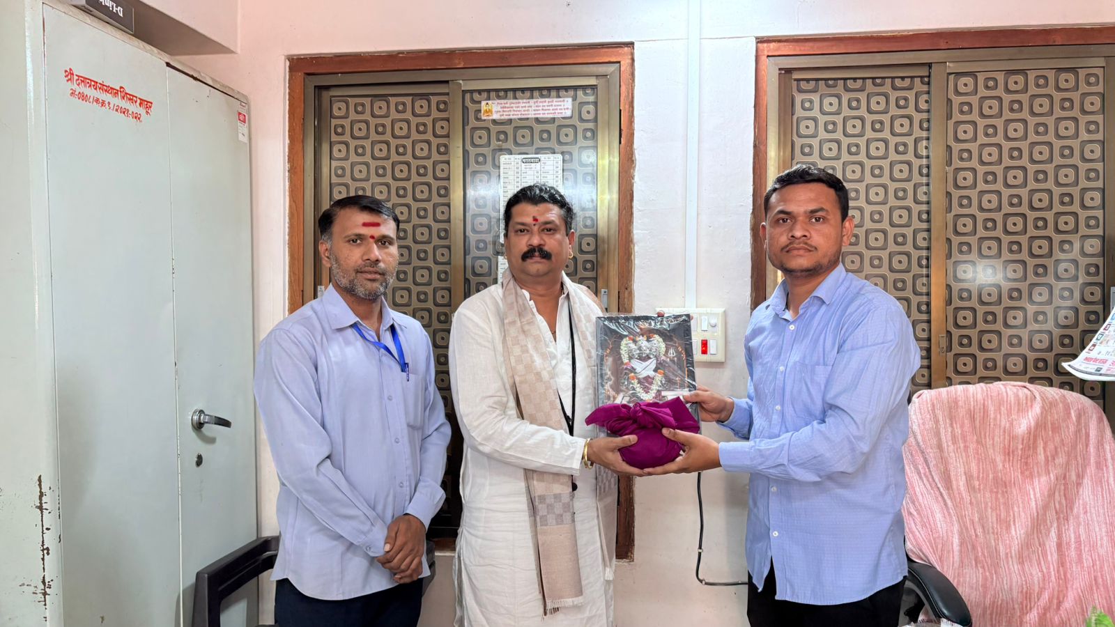 श्री संत ज्ञानेश्वर महाराज आळंदी संस्थांचे प्रमुख विश्वस्त श्री योगी निरंजन महाराज यांनी माहुरगड येथे भेट दिली असता त्यांची स्वागत हे दत्त शिखर संस्थान मार्फत करण्यात आले आहे