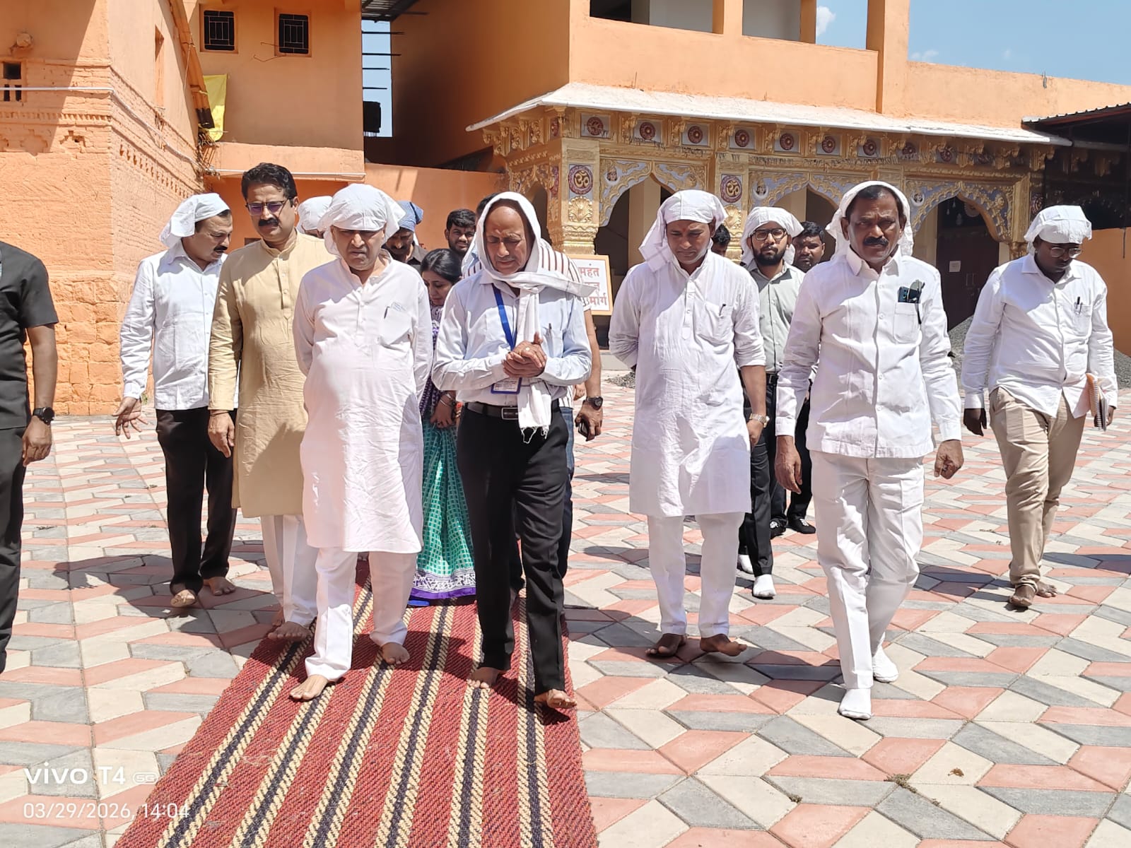 माननीय मंत्री अशोकरावजी चव्हाण साहेब यांनी श्री दत्त शिखर संस्थान माहुरगड येथे भेट दिली असता त्यांचे स्वागत दत्तशिखर संस्थान मार्फत करण्यात आले आहे
