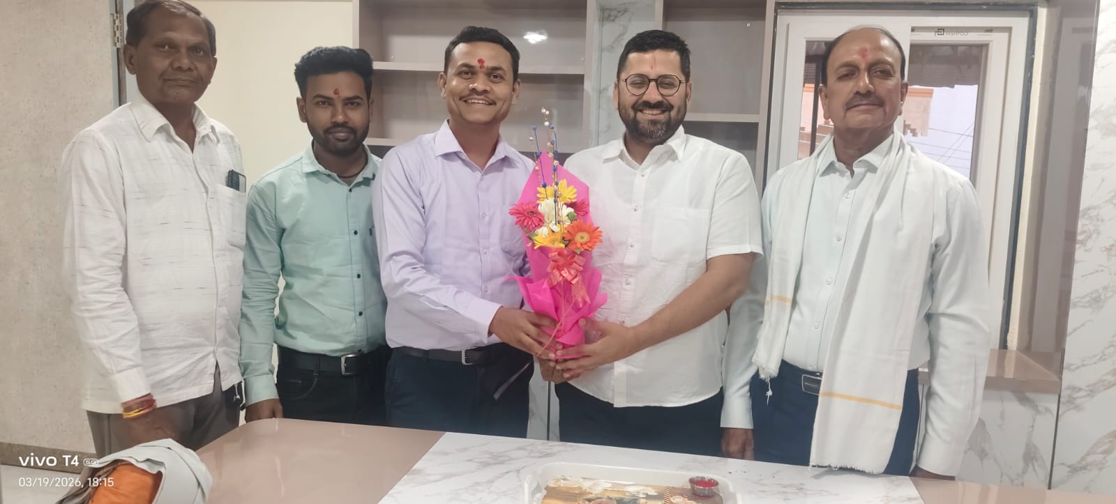 माहूरचे तहसीलदार व तसेच दत्त शिखर संस्थांचे विश्वस्त श्री जगताप साहेब यांना वाढदिवसाच्या शुभेच्छा देताना