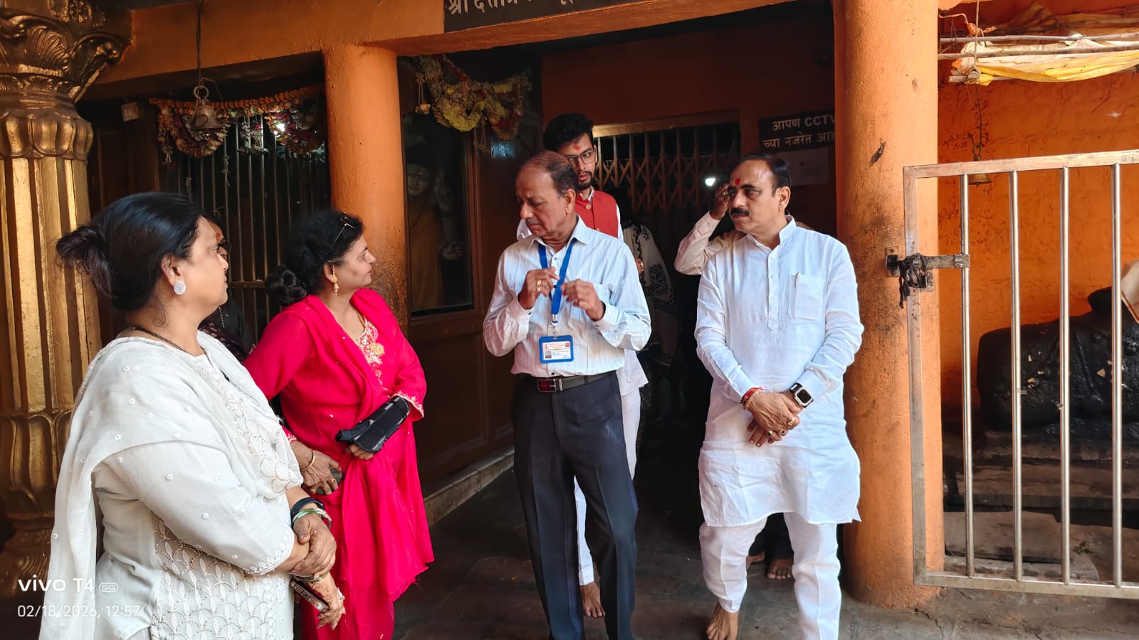 मध्यप्रदेशचे मंत्री मोहन यादव यांच्या पत्नी सीमा यादव यांनी सुद्धा दत्तशिखर संस्थान माहुरगड येथे भेट दिली असता त्यांच्यासोबत संस्थांचे सचिव साहेब मार्गदर्शन करत असताना
