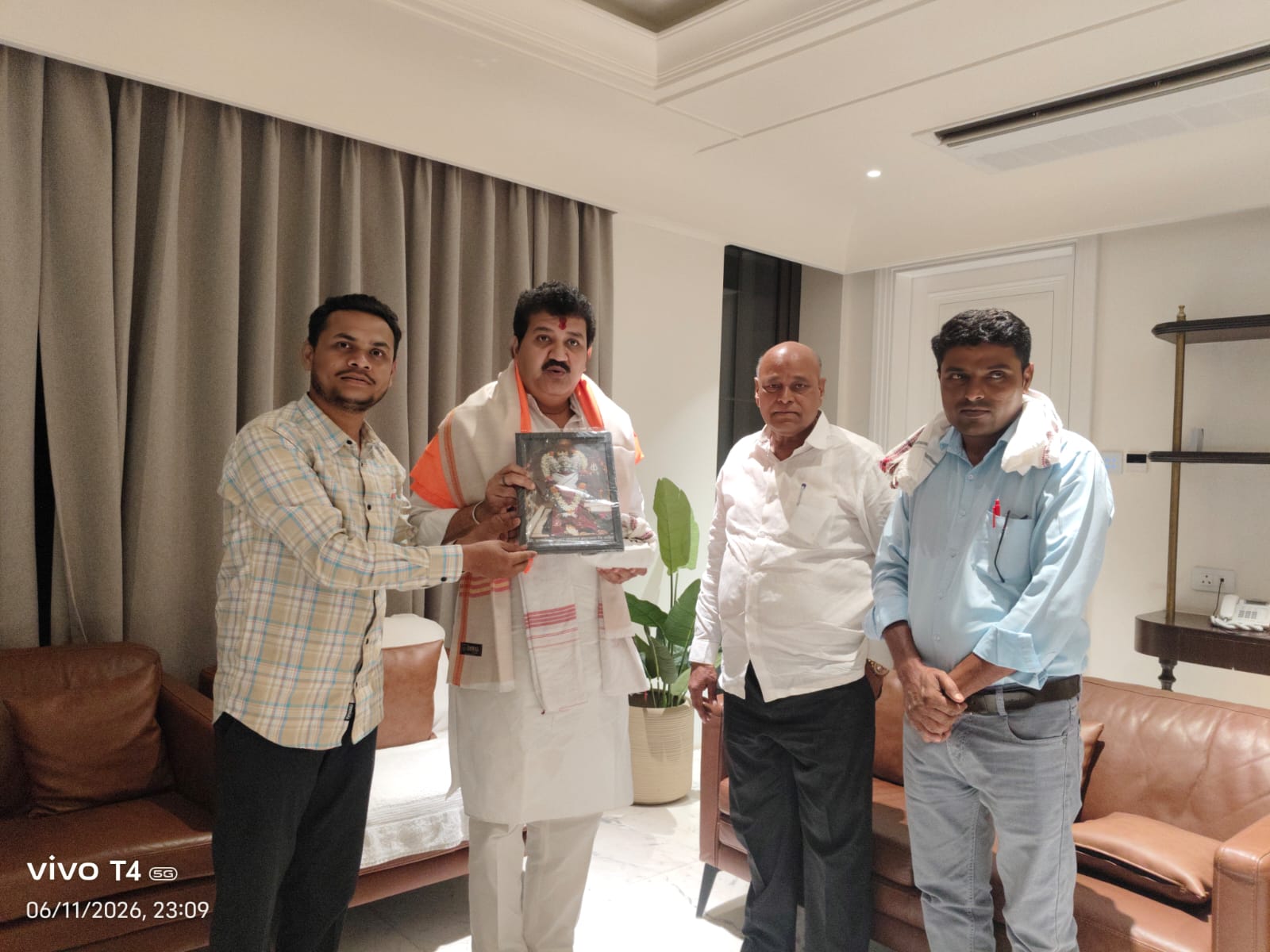 श्री दत्तशिखर संस्थान माहुरगड तर्फे माननीय मंत्री संजय भाऊ राठोड यांना विविध कामांचा आढावा घेऊन त्यांना संस्थान तर्फे शाल श्रीफळ देण्यात आले