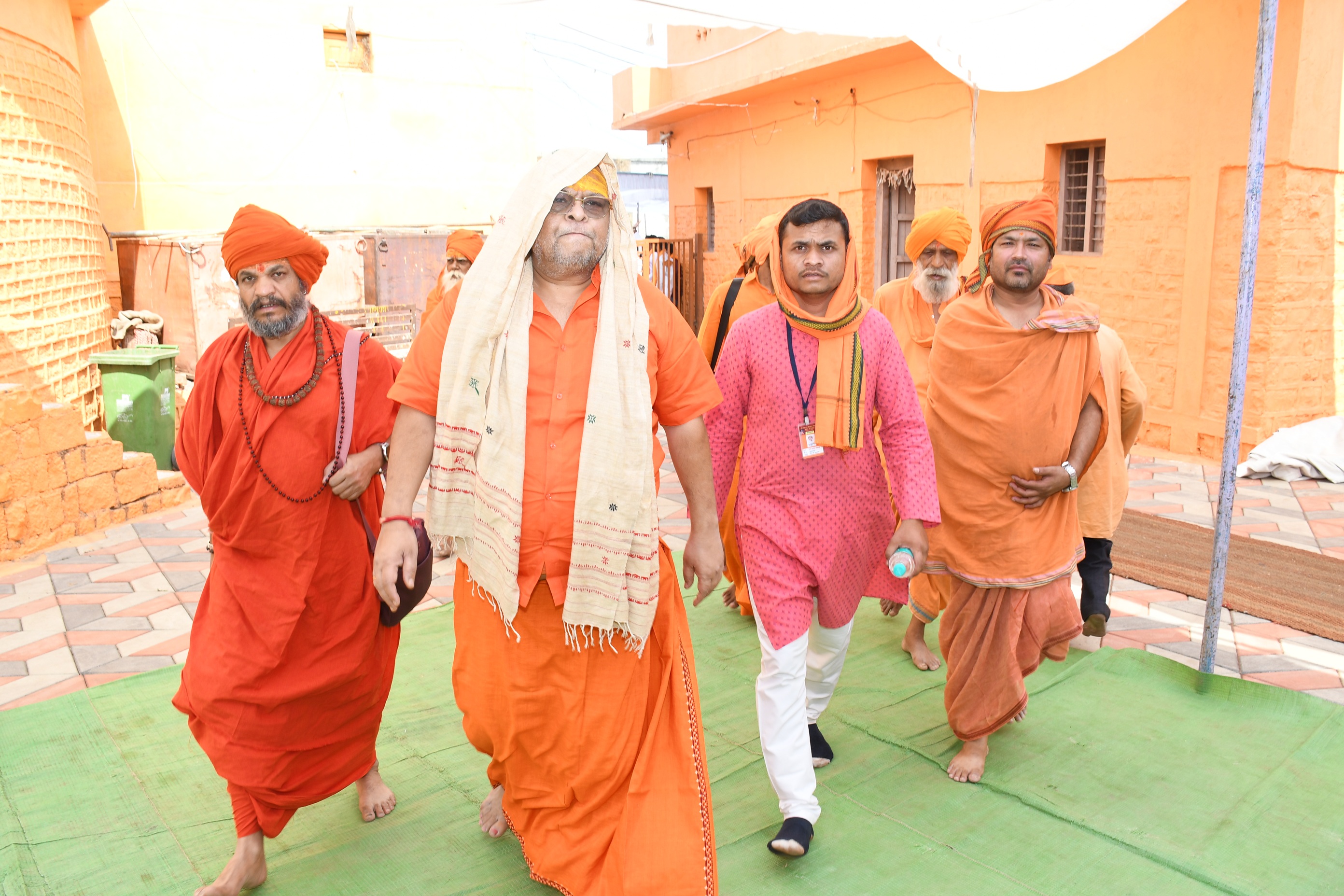 जुन्या आखाड्याचे अध्यक्ष सभापती श्री मोहन भारती महाराज यांनी श्री दत्त शिखर संस्थान माहुरगड येथे दर्शन घेतले असता त्यांचे स्वागत दत्त शिखर संस्थान तर्फे करण्यात आले
