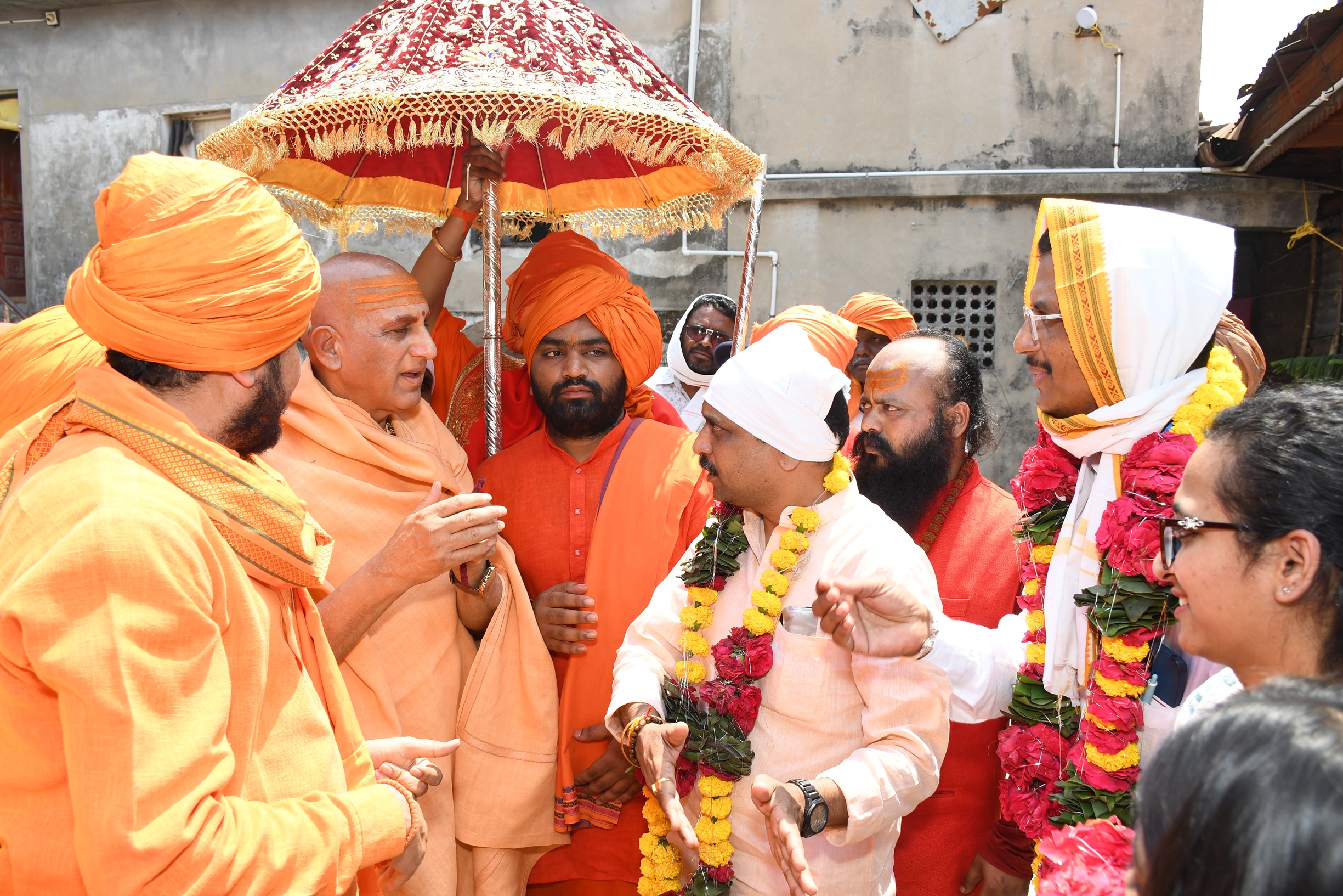 श्री दत्त शिखर संस्थान, माहूरगड येथे परमपूज्य श्री अवदेशानंदजी महाराज यांचे आगमन झाल्याने भक्तिमय व आध्यात्मिक वातावरण निर्माण झाले