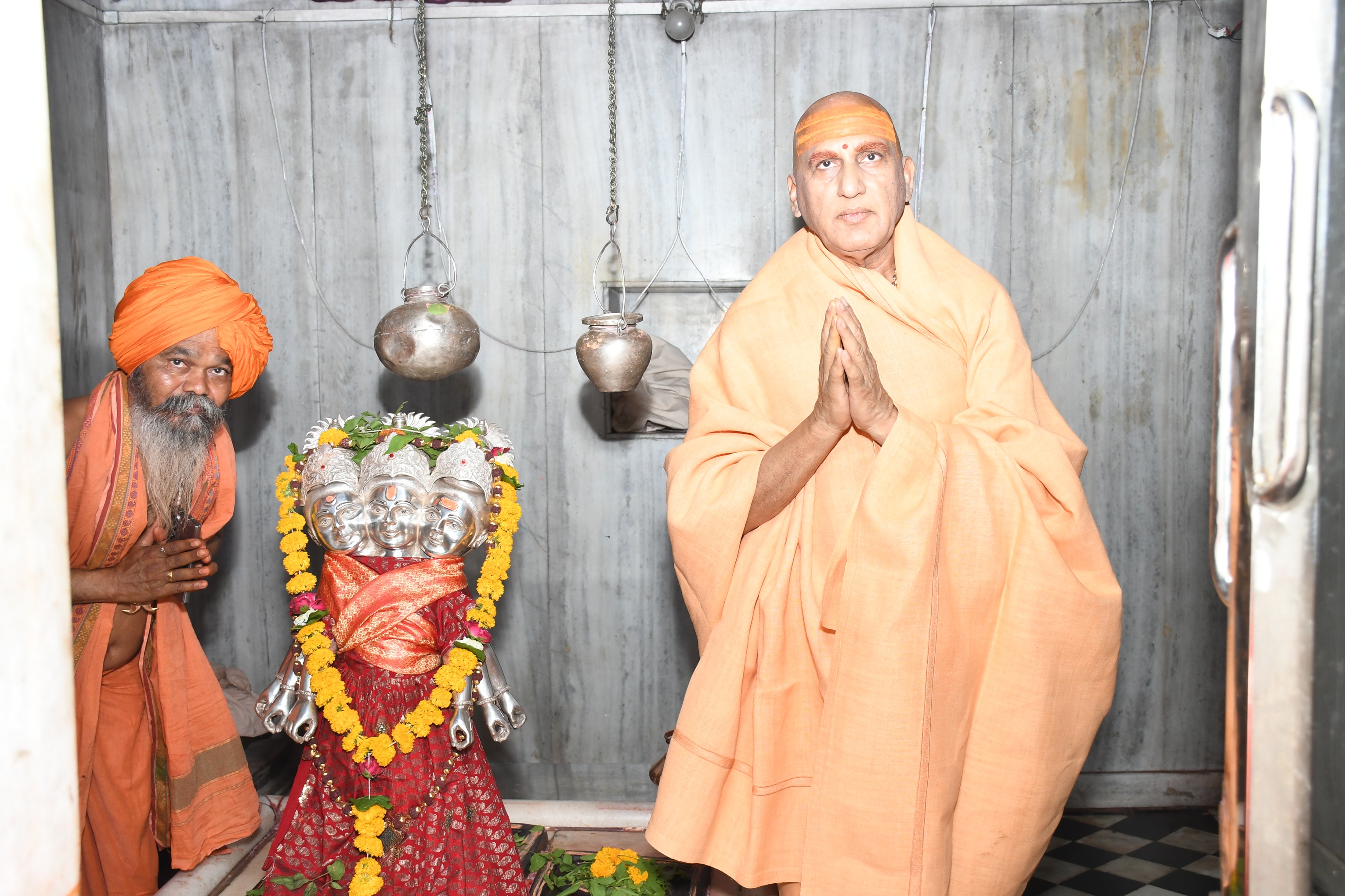 श्री दत्तात्रय शिखर संस्थान, माहूरगड येथे परमपूज्य श्री अवदेशानंद गिरी महाराज यांनी श्री दत्तप्रभूंचे पवित्र दर्शन घेतले. यावेळी त्यांनी श्री दत्तप्रभूंच्या चरणी नतमस्तक होऊन देश, धर्म आणि सर्व मानवजातीच्या कल्याणासाठी प्रार्थना केली.