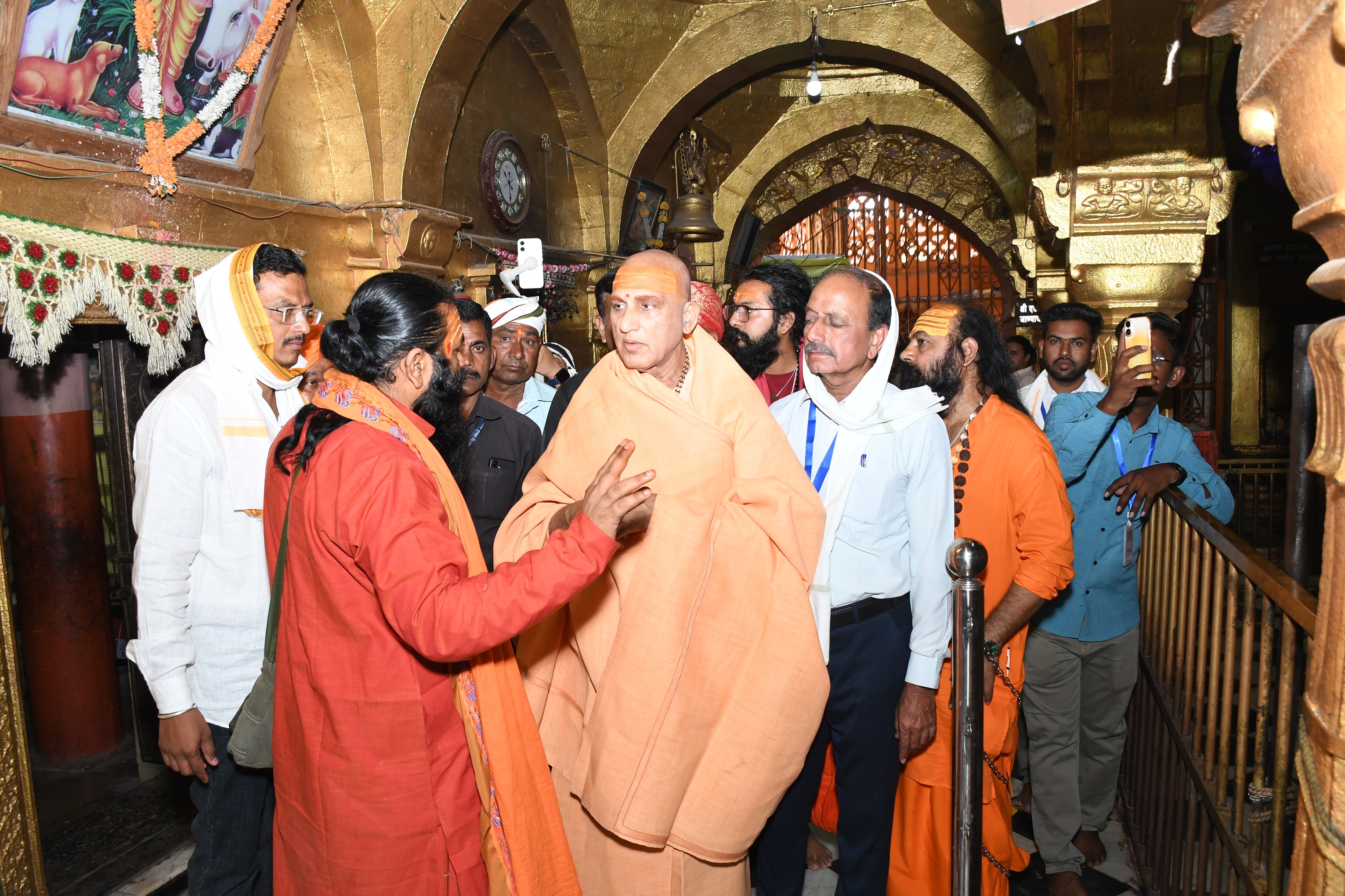 संस्थानचे विश्वस्त सचिव साहेब तसेच कार्यक्रम नियोजन समितीच्या वतीने ह.भ.प. बाळू महाराज यांनी श्री दत्त शिखर संस्थानचा इतिहास, धार्मिक परंपरा, सामाजिक व आध्यात्मिक कार्य, तसेच भाविकांसाठी उपलब्ध विविध सुविधांची सविस्तर व प्रभावी माहिती परमपूज्य महाराजांना दिली.