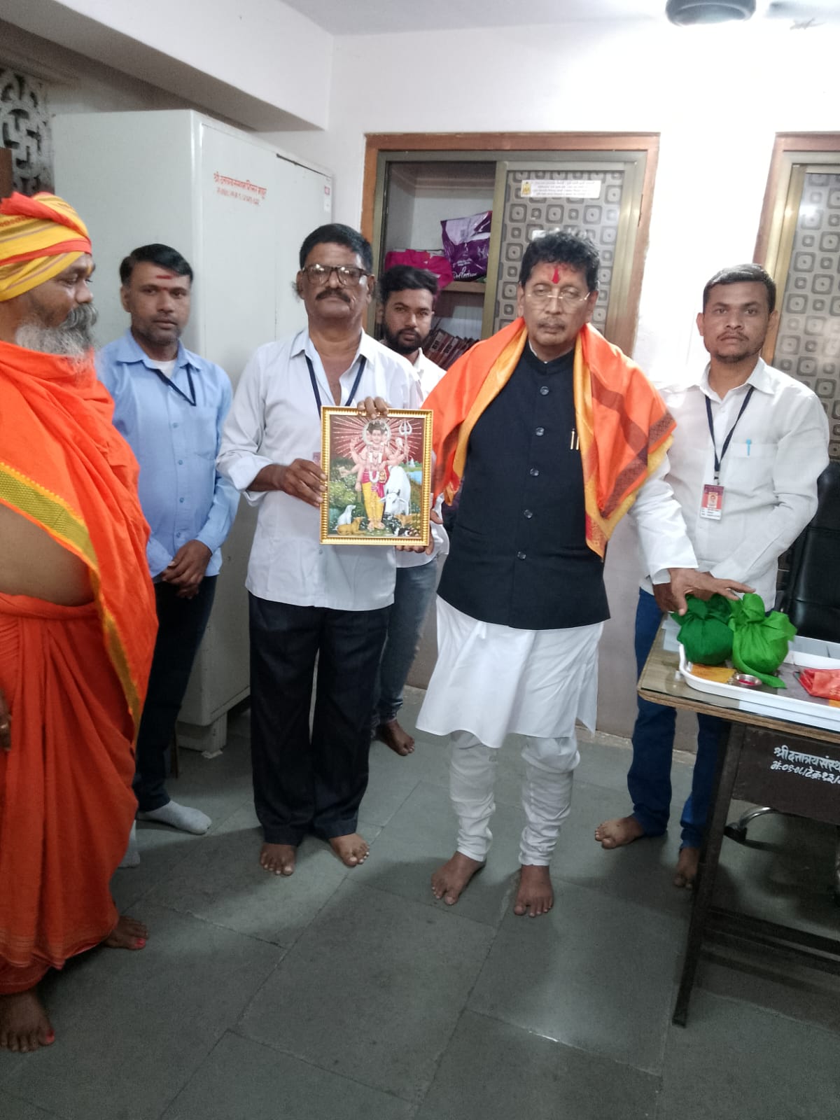 🚩 मा. दिपक केसरकर यांचे श्री दत्तात्रय शिखर संस्थान, माहूरगड येथे आगमन व श्री दत्तप्रभूंचे दर्शन. 🚩🙏🏻