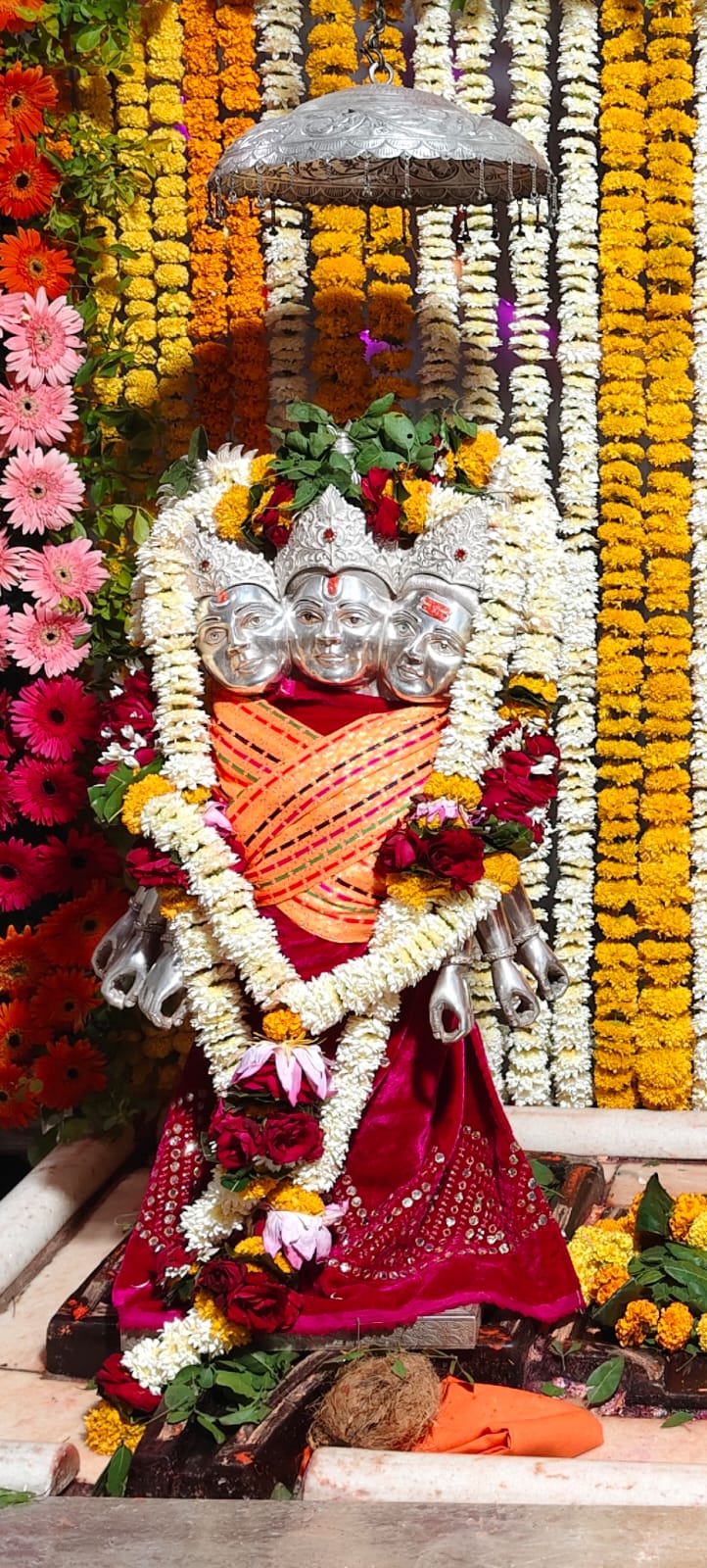 श्री दत्तात्रय शिखर संस्थान, माहूरगड येथे भव्य दत्त जयंती महोत्सव, श्री दत्तप्रभूंची आकर्षक व दिव्य मूर्ती, रंगीबेरंगी फुलांची भव्य सजावट, झेंडू व गुलाबांच्या माळा, सुवर्ण अलंकार, सुंदर विद्युत रोषणाई, हजारो तेलाचे दिवे, पारंपरिक रांगोळी, भगवे ध्वज, मंदिराचा भव्य पार्श्वभाग, दर्शनासाठी आलेले भाविक, 