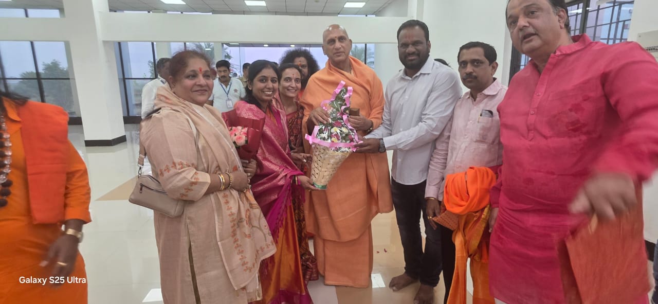 श्री दत्त शिखर संस्थान, माहूरगड येथे पधारत असलेल्या आचार्य महामंडलेश्वर स्वामी अवधेशानंद गिरी महाराजांचे  नांदेड येथील विमानतळावर संस्थानाचे कोषाध्यक्ष सर यांच्या हस्ते सौजन्यपूर्वक व भक्तिभावाने स्वागत करण्यात आले.  🙏 जय गुरुदेव दत्त 🙏