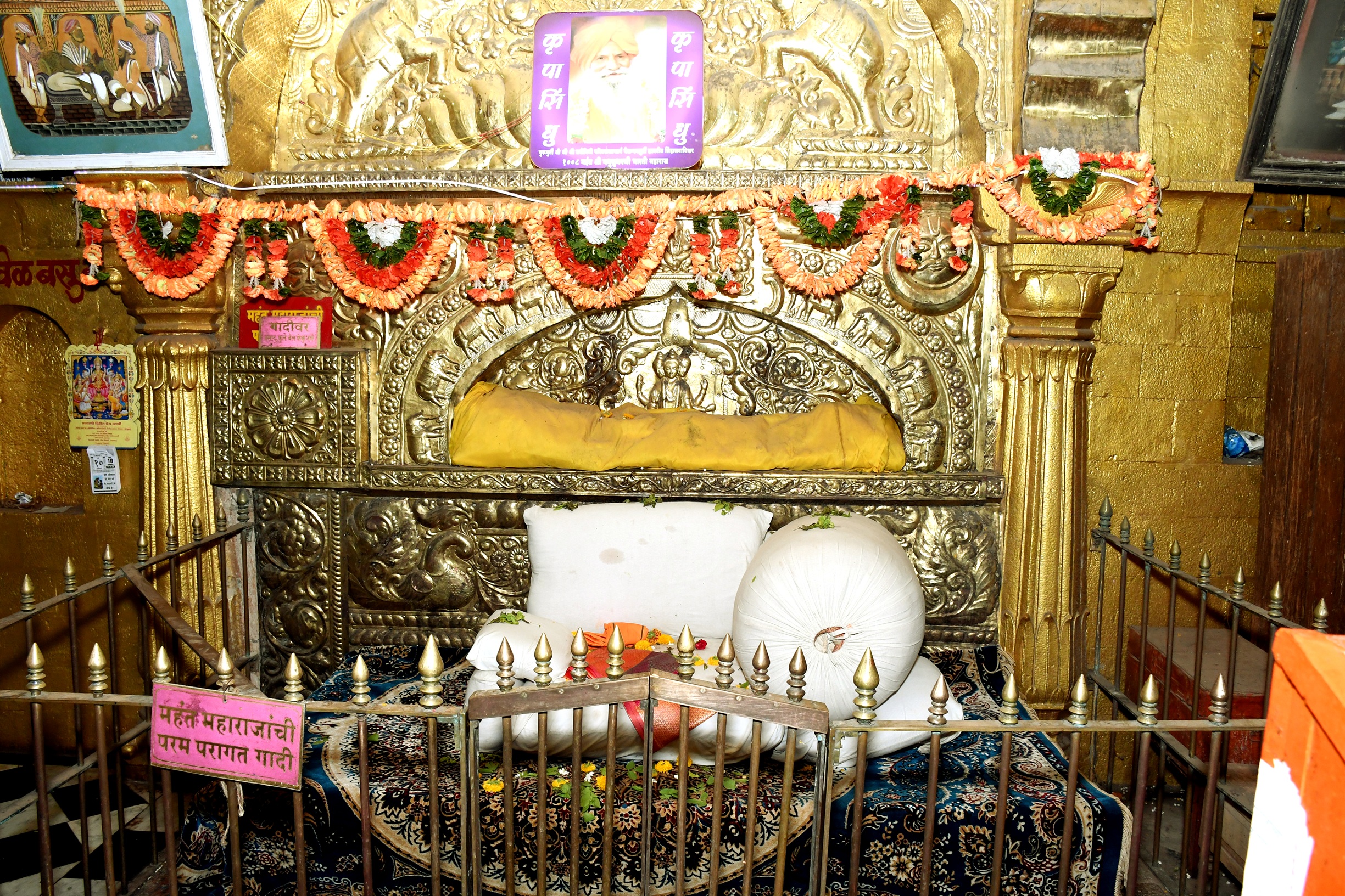 🕉️ श्री गुरुदेव दत्त 🕉️  श्री दत्तात्रय शिखर संस्थान, माहूरगड येथील परंपरागत गादी ही प्राचीन दत्तसंप्रदायाची पावन परंपरा जपणारी आध्यात्मिक पीठ आहे. या गादीवर अनेक संत, महंत आणि तपस्वी पुरुषांनी दत्तभक्ती, सेवा, साधना आणि धर्मसंवर्धनाचे कार्य अखंडपणे चालविले आहे. दत्तप्रभूंच्या कृपेने ही परंपरा आजही