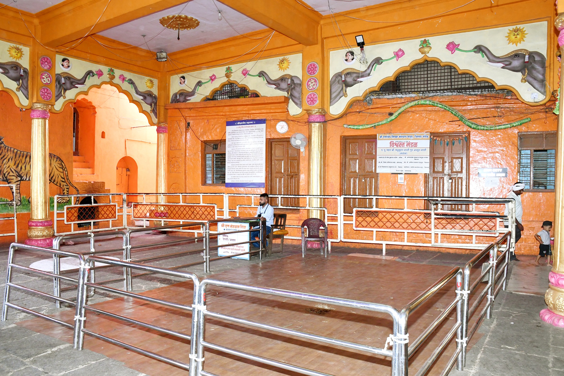 दत्तात्रय मंदिर, माहूरगड हे महाराष्ट्रातील नांदेड जिल्ह्यातील एक प्राचीन व पवित्र दत्तक्षेत्र असून, भगवान श्री दत्तात्रेयांचे जन्मस्थान म्हणून संपूर्ण भारतभर प्रसिद्ध आहे