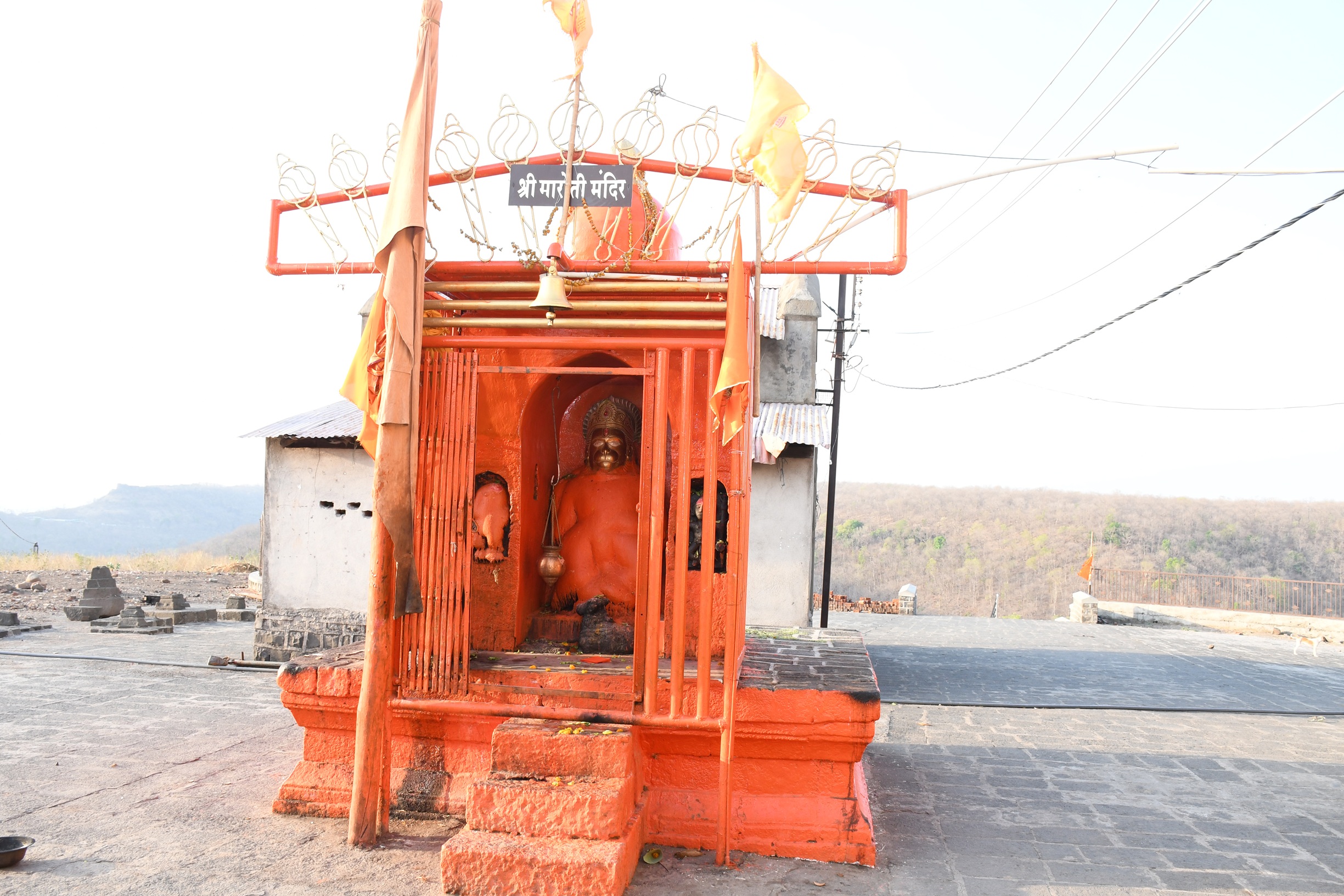 पाहुणा मारुती मंदिर हे श्री दत्तात्रय शिखर, माहूरगड येथील एक प्राचीन व श्रद्धास्थान मानले जाते. दत्त शिखरावर येणाऱ्या भाविकांचे स्वागत करणारे आणि श्री हनुमंताचे कृपास्थान म्हणून या मंदिराला विशेष महत्त्व प्राप्त झाले आहे. दत्तप्रभूंच्या दर्शनापूर्वी अनेक भाविक पाहुणा मारुतीचे दर्शन घेऊन आशीर्वाद प्र