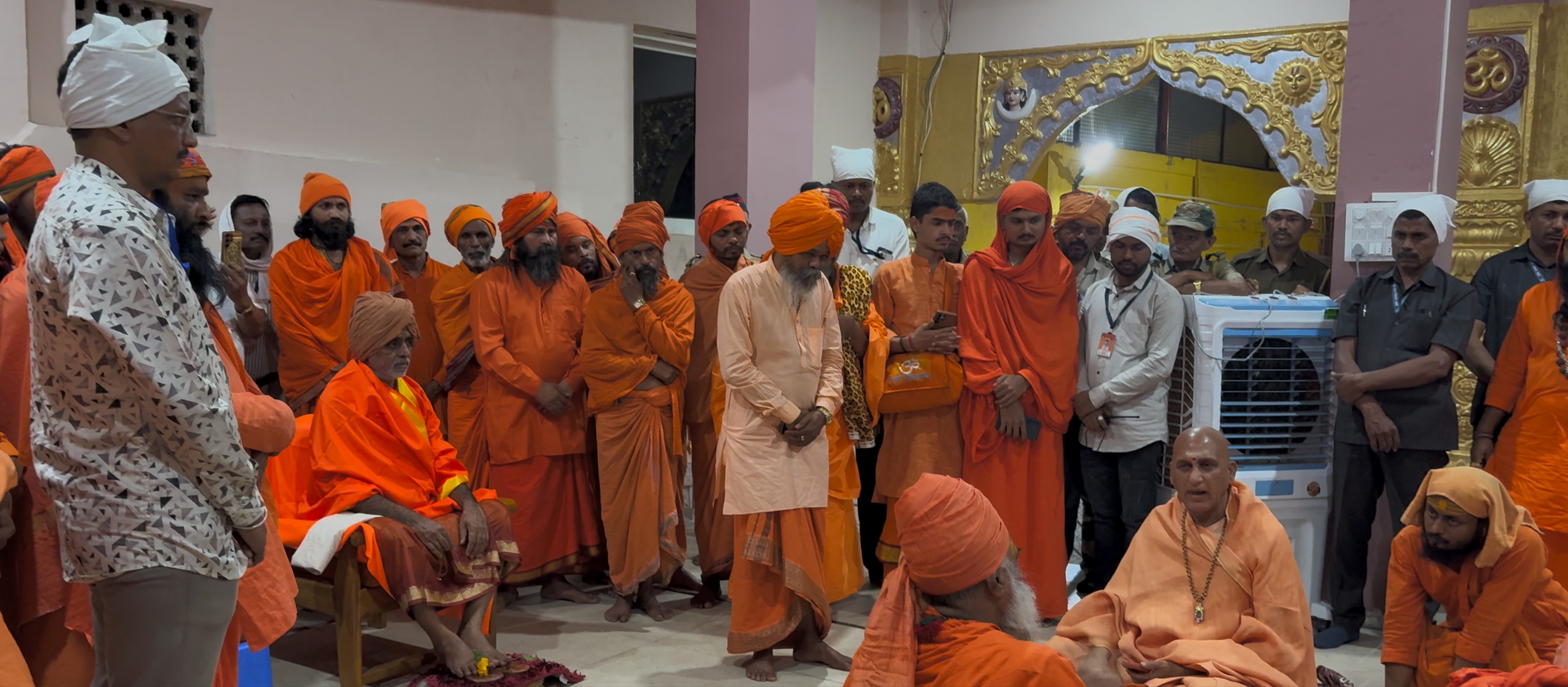 आचार्य महामंडलेश्वर स्वामी अवधेशानंद गिरीजी महाराज यांचे श्री दत्तात्रय शिखर संस्थान, माहूरगड येथे आगमन झाल्यानंतर प. पू. महंत महाराज यांच्याशी अत्यंत प्रेमपूर्वक व आत्मीयतेने संवाद झाला.